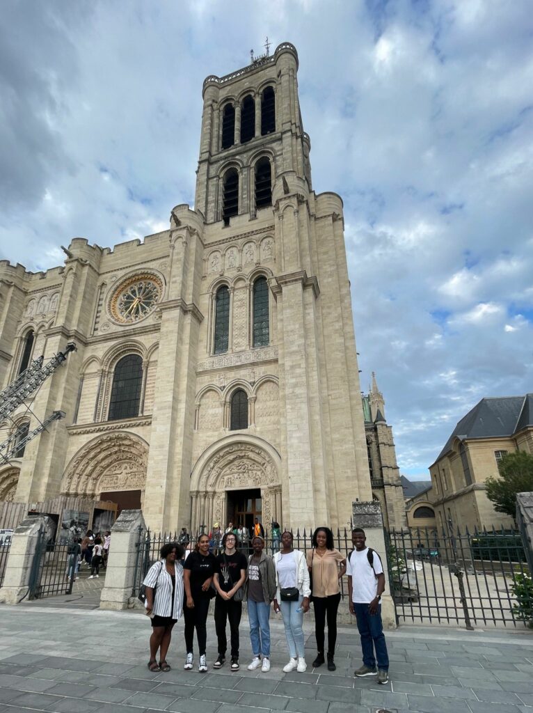 Basilique Saint Denis jeunes partants aux JMJ
